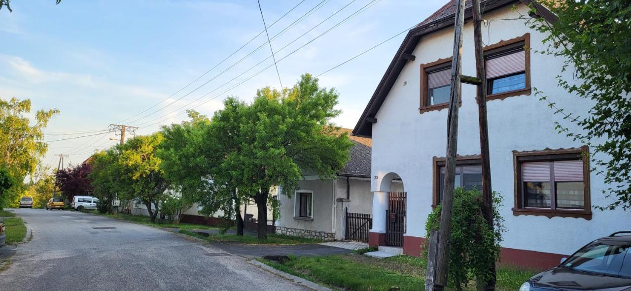 Aniiza Apartman Орвеняш Екстериор снимка